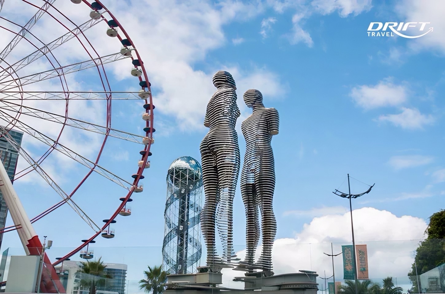 ประติมากรรมอลิและนิโน่ (Ali & Nino Statue)