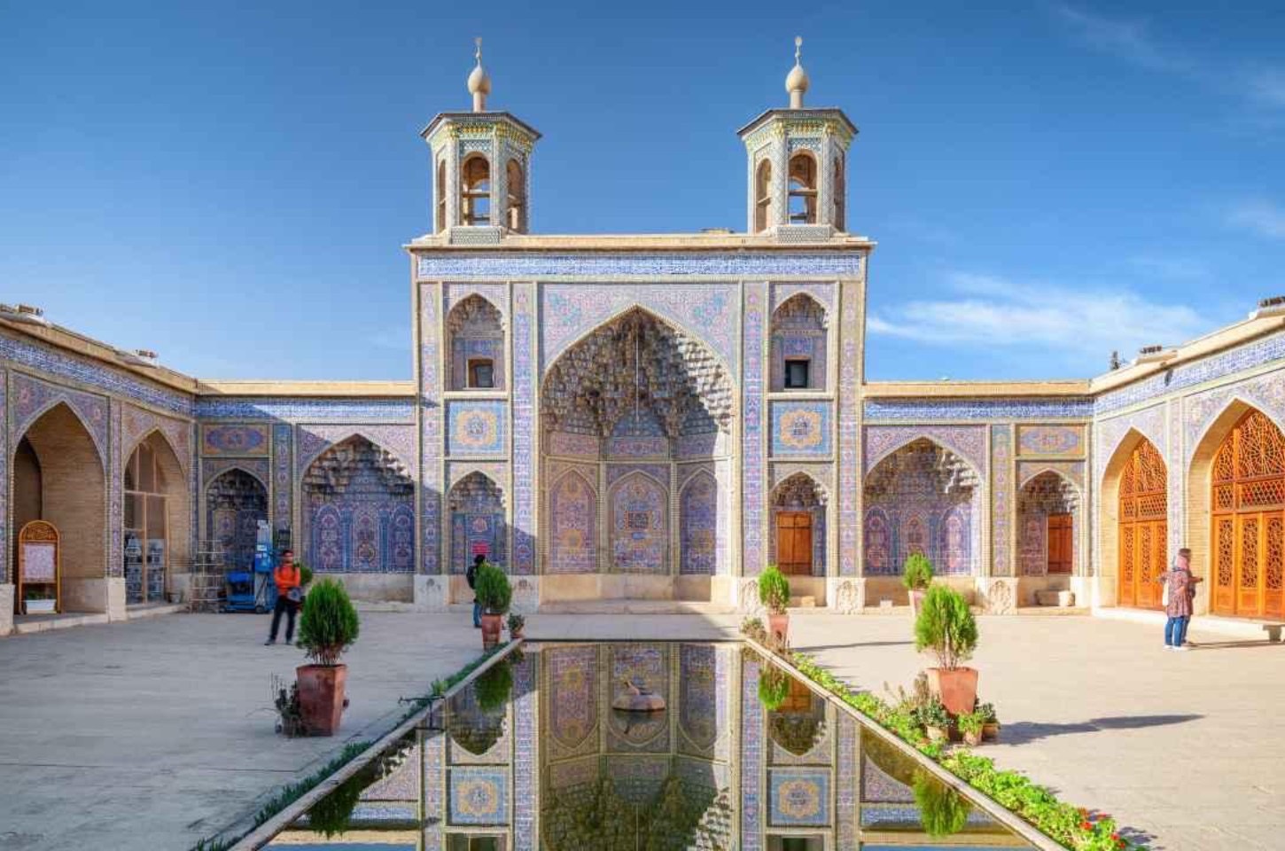 มัสยิดนาซิร์ อัล มุลก์ (The Nasir al-Mulk Mosque) หรือมัสยิดสีชมพู