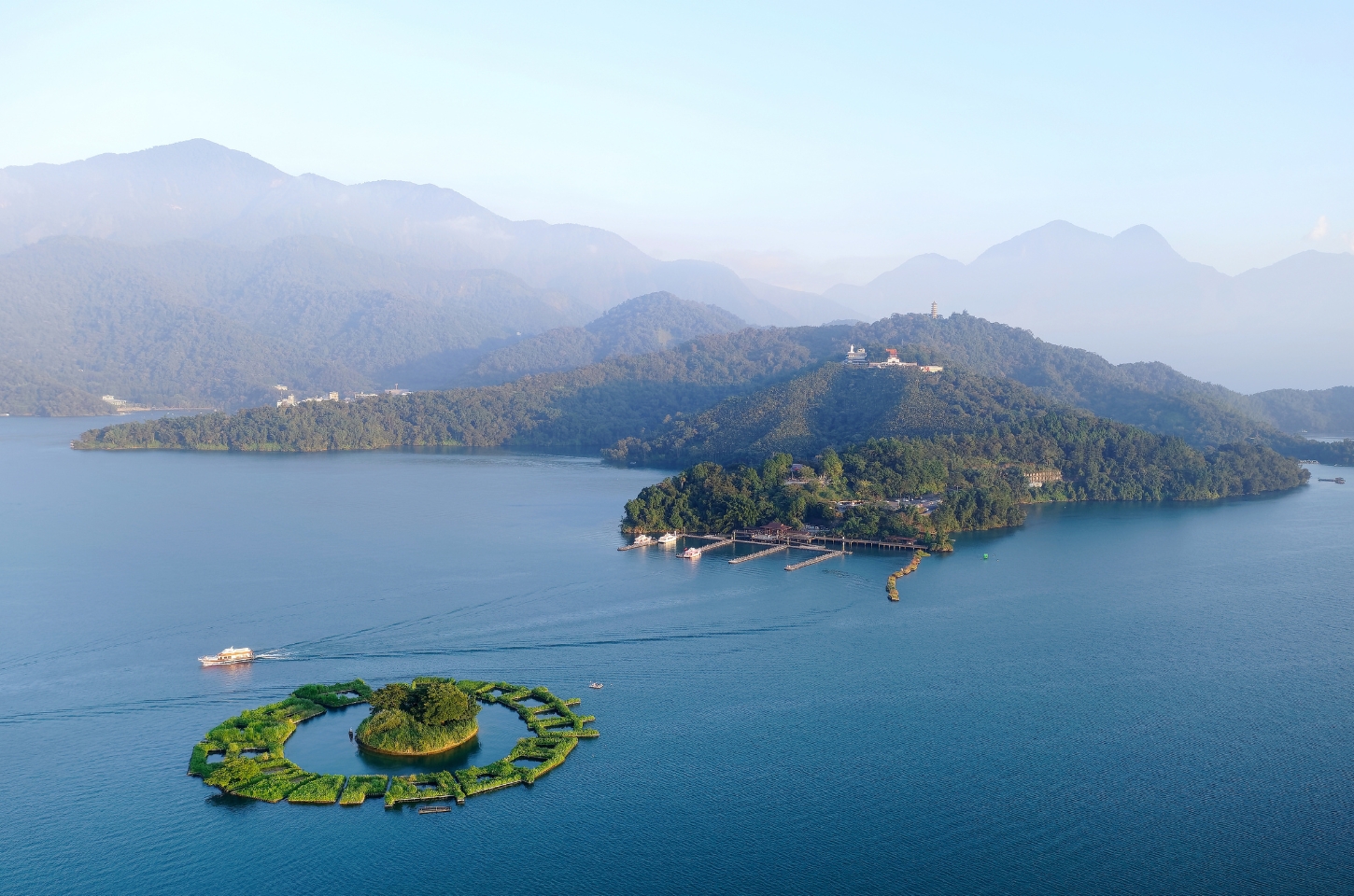 ทะเลสาบสุริยันจันทรา (Sun Moon Lake)