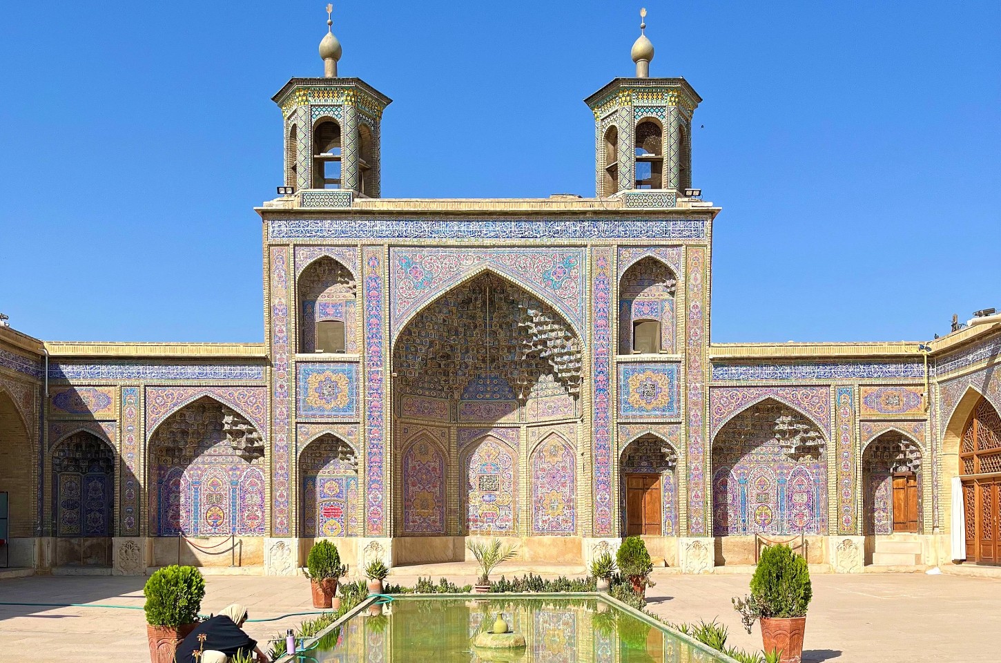 มัสยิดนาซิร์ อัล มุลก์ (The Nasir al-Mulk Mosque)