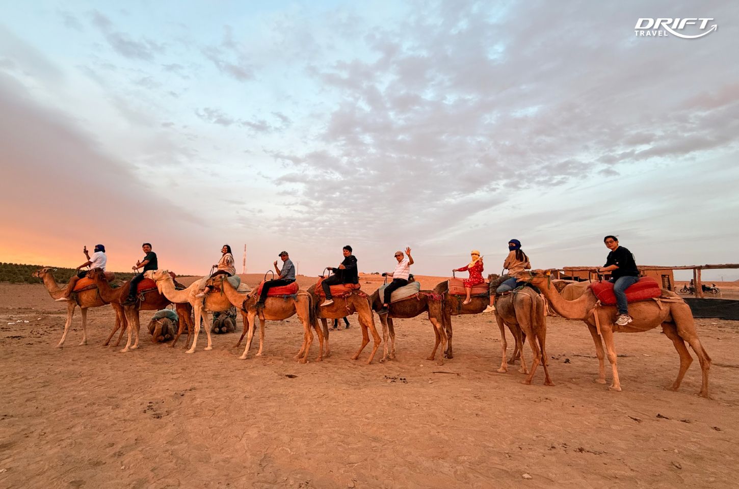 ขี่อูฐกลางทะเลทราย